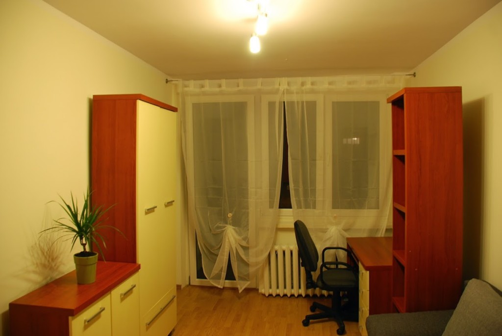 Mieszkanie na wynajem Katowice Witosa kuchnia pokoj z biurkiem